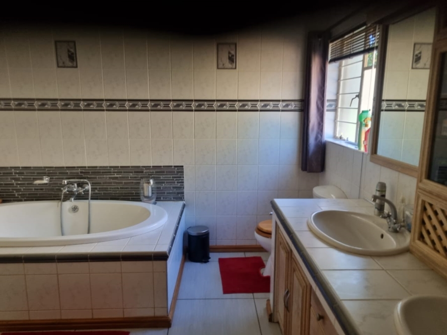 4 Bedroom Property for Sale in Flora Park Northern Cape